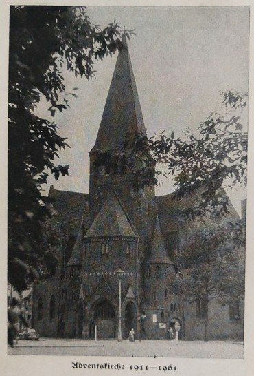 Schwarz-Weiß-Foto der Adventkirche (1911-1961).