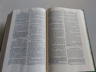 Aufgeschlagenes Buch mit Text
