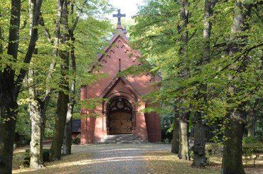 Kapelle auf dem Kirchhof St. Bartholomäus, umgeben von Bäumen.