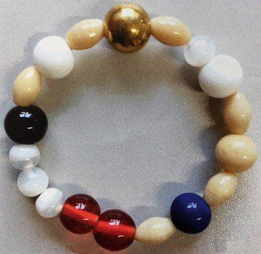 Armband mit verschiedenfarbigen Perlen.